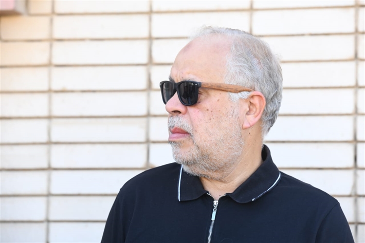 محمد رمضان يحمل نعش والده ... أشرف زكي وحسام الحسيني أبرز حضور الجنازة