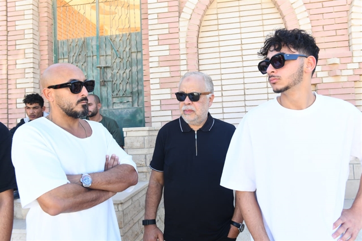 محمد رمضان يحمل نعش والده ... أشرف زكي وحسام الحسيني أبرز حضور الجنازة