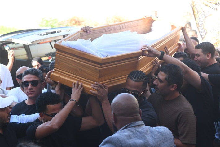 محمد رمضان يحمل نعش والده ... أشرف زكي وحسام الحسيني أبرز حضور الجنازة