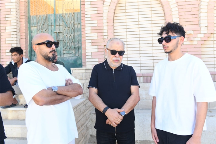 محمد رمضان يحمل نعش والده ... أشرف زكي وحسام الحسيني أبرز حضور الجنازة