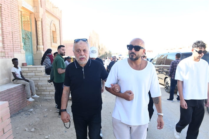 محمد رمضان يحمل نعش والده ... أشرف زكي وحسام الحسيني أبرز حضور الجنازة