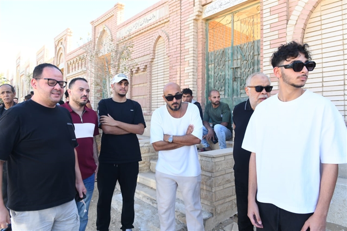 محمد رمضان يحمل نعش والده ... أشرف زكي وحسام الحسيني أبرز حضور الجنازة