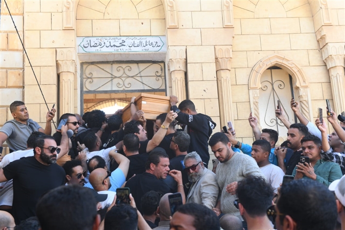 محمد رمضان يحمل نعش والده ... أشرف زكي وحسام الحسيني أبرز حضور الجنازة