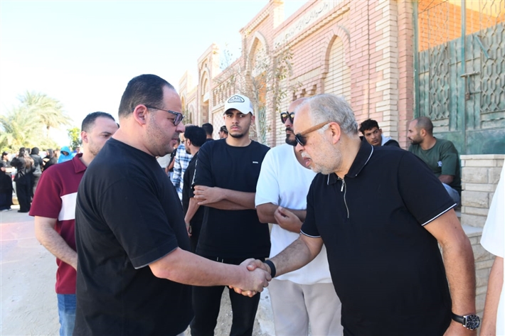 محمد رمضان يحمل نعش والده ... أشرف زكي وحسام الحسيني أبرز حضور الجنازة