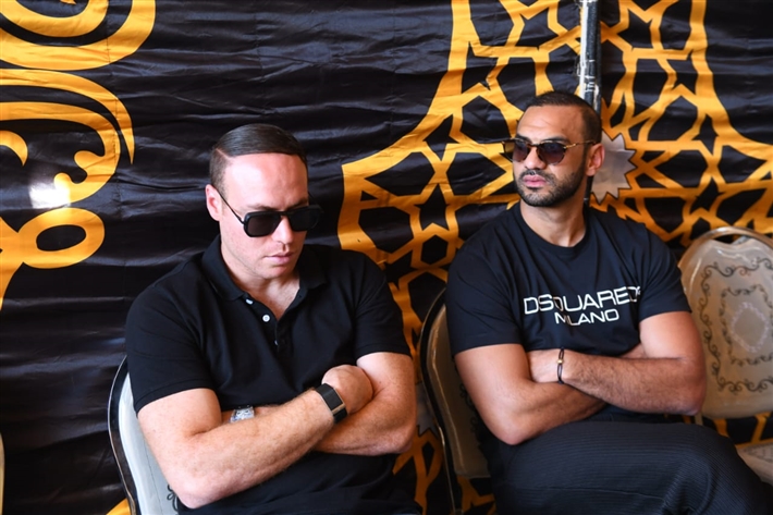 محمد رمضان يحمل نعش والده ... أشرف زكي وحسام الحسيني أبرز حضور الجنازة