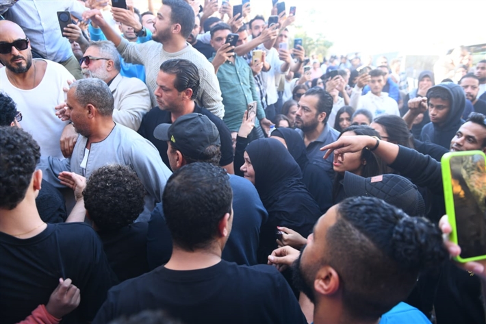 محمد رمضان يحمل نعش والده ... أشرف زكي وحسام الحسيني أبرز حضور الجنازة