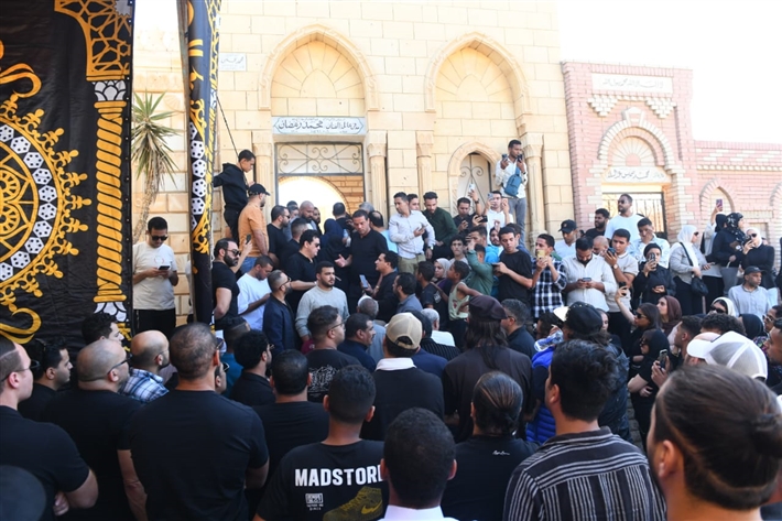 محمد رمضان يحمل نعش والده ... أشرف زكي وحسام الحسيني أبرز حضور الجنازة