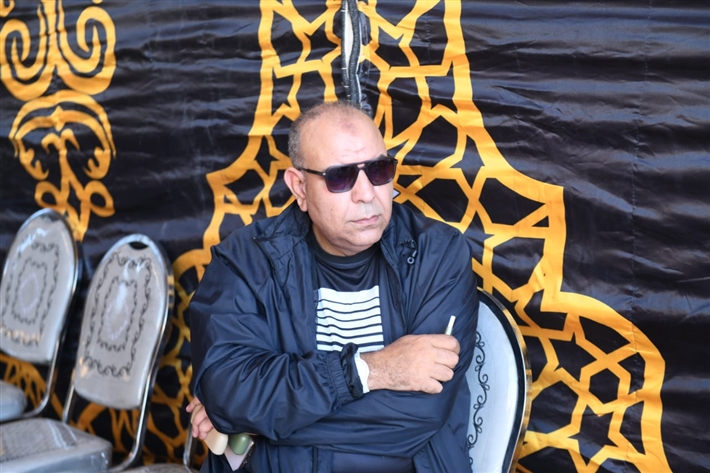 محمد رمضان يحمل نعش والده ... أشرف زكي وحسام الحسيني أبرز حضور الجنازة