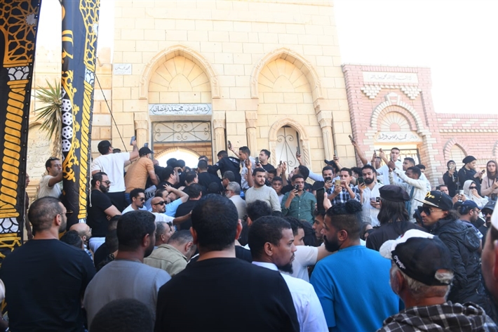 محمد رمضان يحمل نعش والده ... أشرف زكي وحسام الحسيني أبرز حضور الجنازة