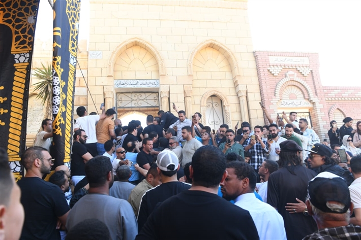 محمد رمضان يحمل نعش والده ... أشرف زكي وحسام الحسيني أبرز حضور الجنازة