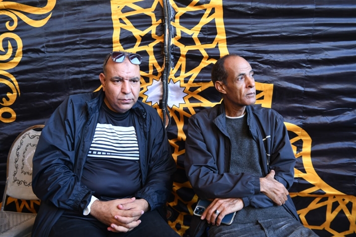 محمد رمضان يحمل نعش والده ... أشرف زكي وحسام الحسيني أبرز حضور الجنازة