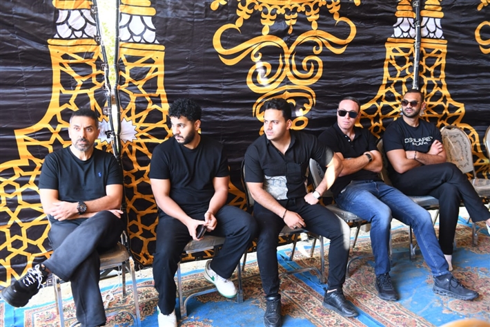 محمد رمضان يحمل نعش والده ... أشرف زكي وحسام الحسيني أبرز حضور الجنازة