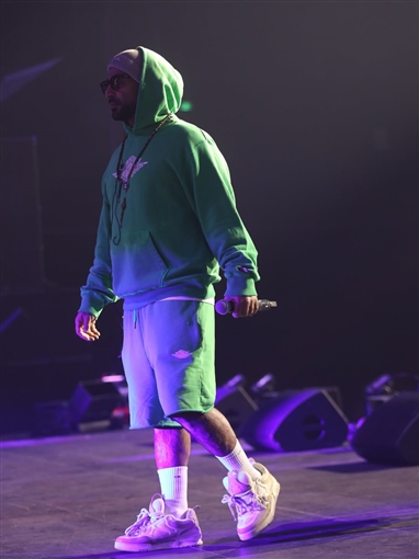 أحمد سعد يضع اللمسات الأخيرة على برنامج حفله في باريس الليلة