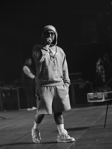 أحمد سعد يضع اللمسات الأخيرة على برنامج حفله في باريس الليلة