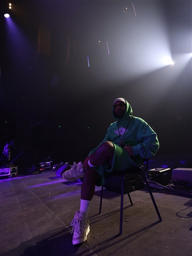 أحمد سعد يضع اللمسات الأخيرة على برنامج حفله في باريس الليلة