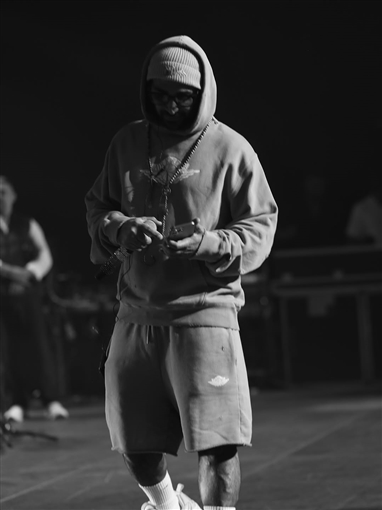 أحمد سعد يضع اللمسات الأخيرة على برنامج حفله في باريس الليلة