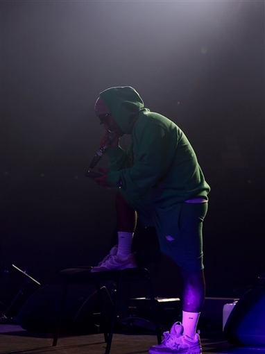 أحمد سعد يضع اللمسات الأخيرة على برنامج حفله في باريس الليلة