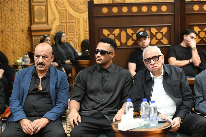 محمد رمضان وهاني رمزي وأحمد خالد صالح وأحمد فهيم في عزاء أحمد عبد الله