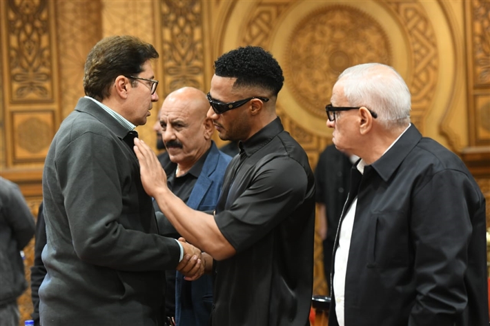 محمد رمضان وهاني رمزي وأحمد خالد صالح وأحمد فهيم في عزاء أحمد عبد الله