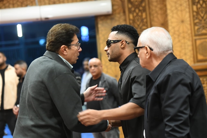 محمد رمضان وهاني رمزي وأحمد خالد صالح وأحمد فهيم في عزاء أحمد عبد الله