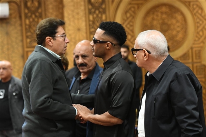 محمد رمضان وهاني رمزي وأحمد خالد صالح وأحمد فهيم في عزاء أحمد عبد الله