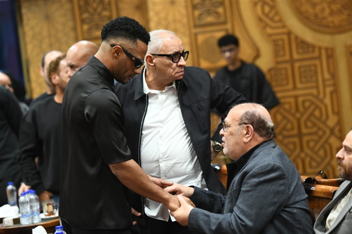 محمد رمضان وهاني رمزي وأحمد خالد صالح وأحمد فهيم في عزاء أحمد عبد الله