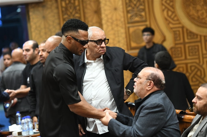 محمد رمضان وهاني رمزي وأحمد خالد صالح وأحمد فهيم في عزاء أحمد عبد الله