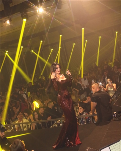 هيفاء وهبي تتألق في حفل جماهيري كامل العدد بالأردن بفستان أحمر لامع