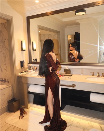 هيفاء وهبي تتألق في حفل جماهيري كامل العدد بالأردن بفستان أحمر لامع