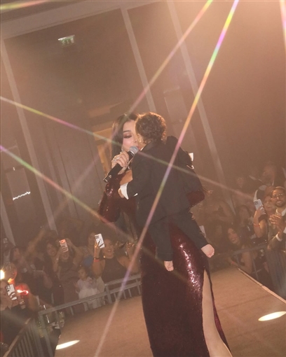 هيفاء وهبي تتألق في حفل جماهيري كامل العدد بالأردن بفستان أحمر لامع