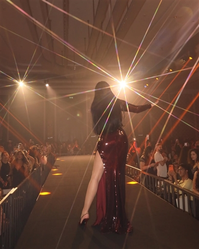 هيفاء وهبي تتألق في حفل جماهيري كامل العدد بالأردن بفستان أحمر لامع