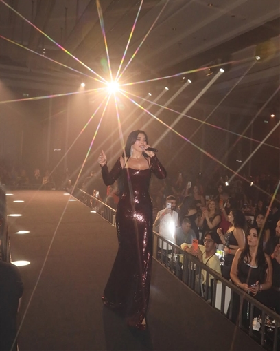 هيفاء وهبي تتألق في حفل جماهيري كامل العدد بالأردن بفستان أحمر لامع