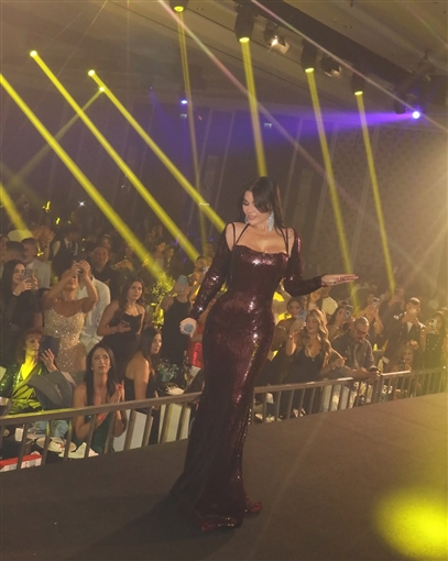 هيفاء وهبي تتألق في حفل جماهيري كامل العدد بالأردن بفستان أحمر لامع