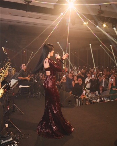 هيفاء وهبي تتألق في حفل جماهيري كامل العدد بالأردن بفستان أحمر لامع