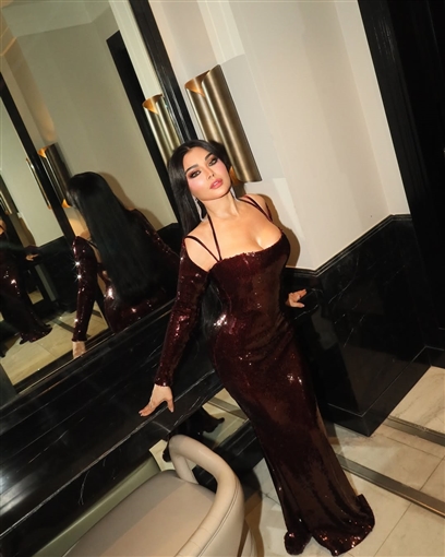 هيفاء وهبي تتألق في حفل جماهيري كامل العدد بالأردن بفستان أحمر لامع