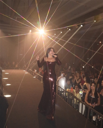 هيفاء وهبي تتألق في حفل جماهيري كامل العدد بالأردن بفستان أحمر لامع