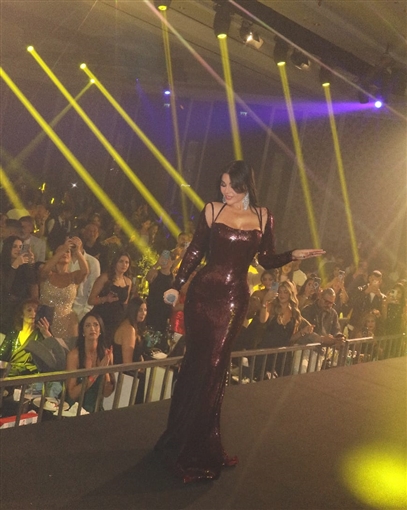 هيفاء وهبي تتألق في حفل جماهيري كامل العدد بالأردن بفستان أحمر لامع