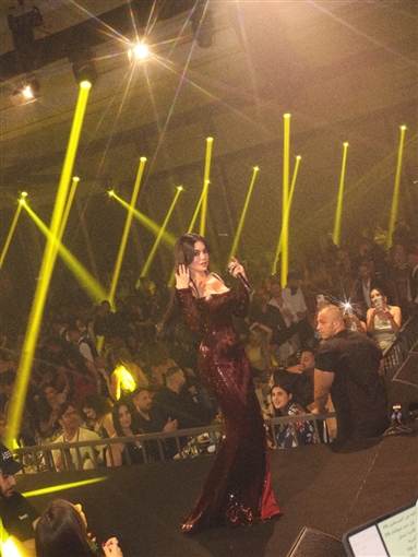 هيفاء وهبي تتألق في حفل جماهيري كامل العدد بالأردن بفستان أحمر لامع