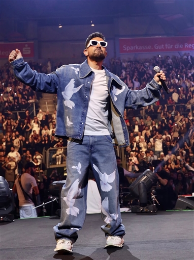 أحمد سعد وتامر حسني يشعلان حماس جمهور حفلهما في ألمانيا