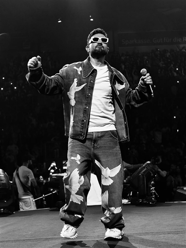 أحمد سعد وتامر حسني يشعلان حماس جمهور حفلهما في ألمانيا