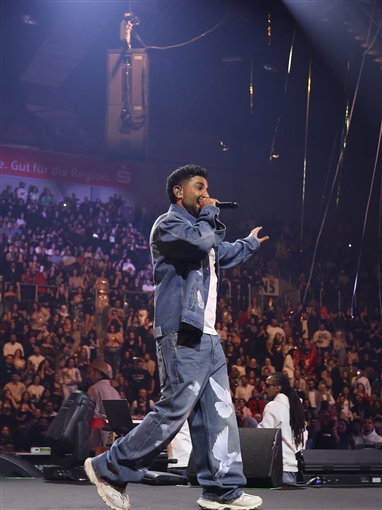 أحمد سعد وتامر حسني يشعلان حماس جمهور حفلهما في ألمانيا