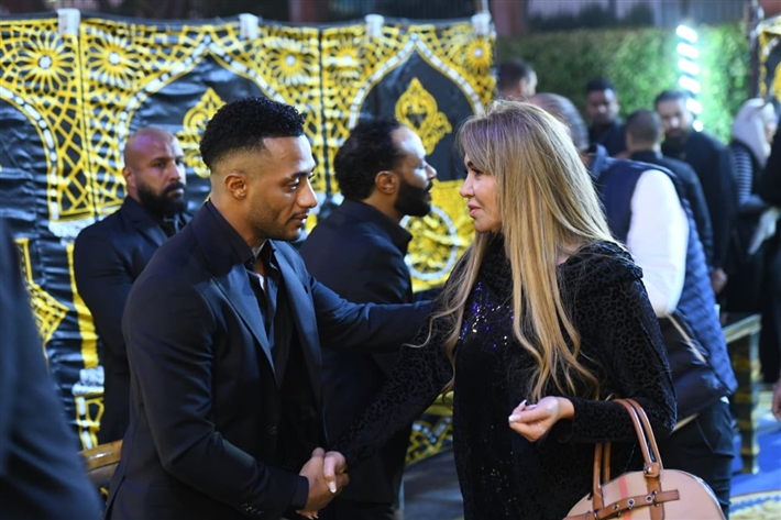 محمد سعد وعمرو سعد وميرفت أمين من بينهم ... نجوم الفن يقدمون واجب العزاء لمحمد رمضان في وفاة والده
