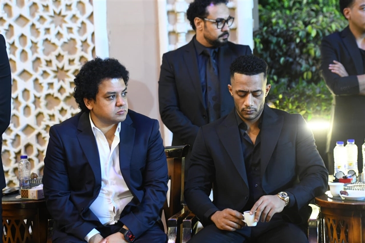 محمد سعد وعمرو سعد وميرفت أمين من بينهم ... نجوم الفن يقدمون واجب العزاء لمحمد رمضان في وفاة والده