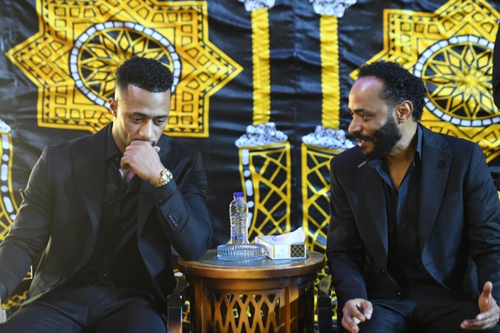 محمد سعد وعمرو سعد وميرفت أمين من بينهم ... نجوم الفن يقدمون واجب العزاء لمحمد رمضان في وفاة والده