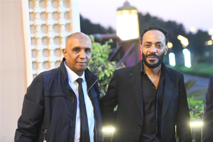 محمد سعد وعمرو سعد وميرفت أمين من بينهم ... نجوم الفن يقدمون واجب العزاء لمحمد رمضان في وفاة والده