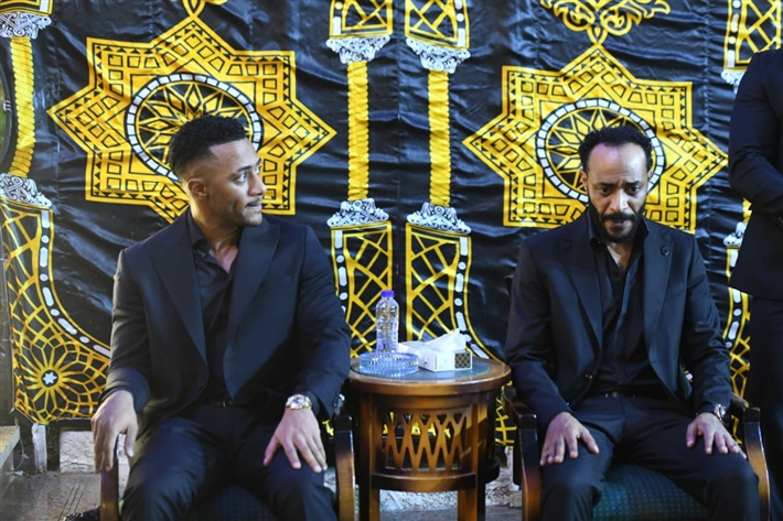 محمد سعد وعمرو سعد وميرفت أمين من بينهم ... نجوم الفن يقدمون واجب العزاء لمحمد رمضان في وفاة والده
