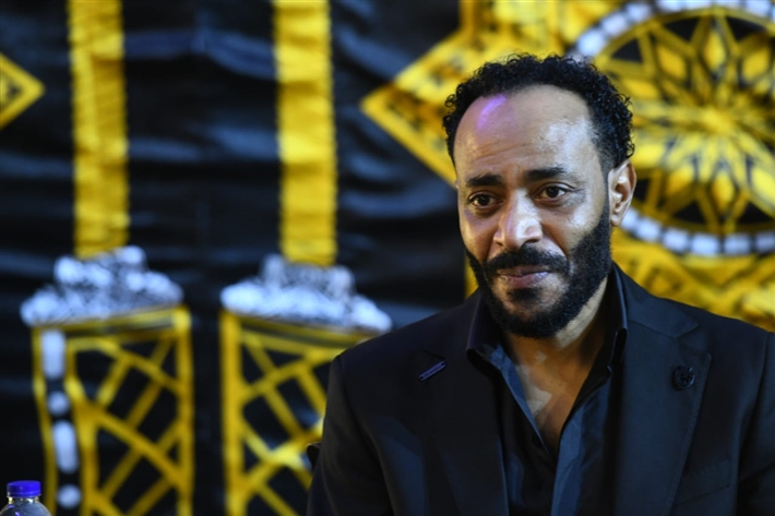 محمد سعد وعمرو سعد وميرفت أمين من بينهم ... نجوم الفن يقدمون واجب العزاء لمحمد رمضان في وفاة والده