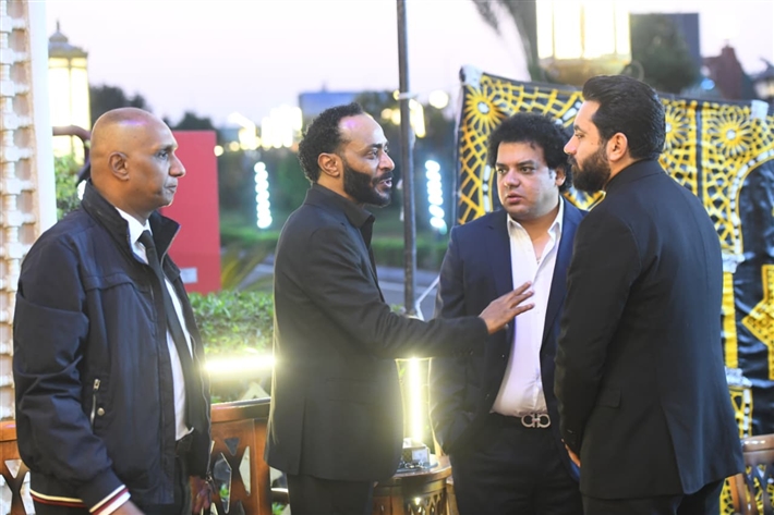 محمد سعد وعمرو سعد وميرفت أمين من بينهم ... نجوم الفن يقدمون واجب العزاء لمحمد رمضان في وفاة والده