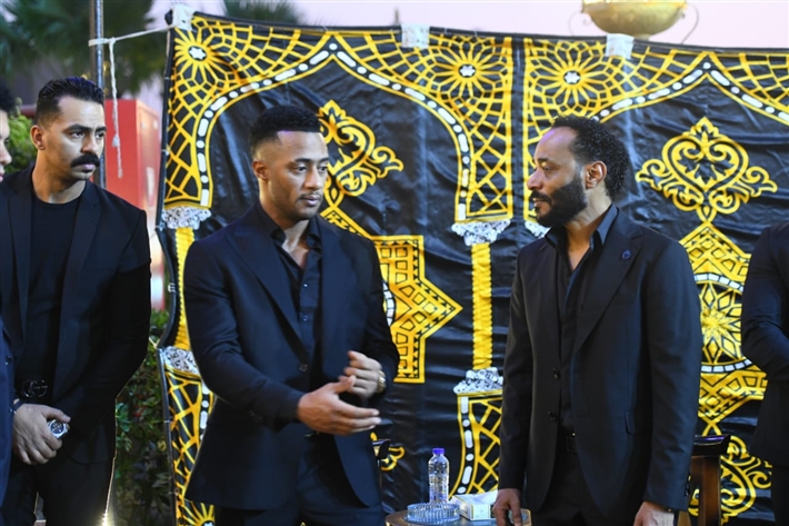 محمد سعد وعمرو سعد وميرفت أمين من بينهم ... نجوم الفن يقدمون واجب العزاء لمحمد رمضان في وفاة والده