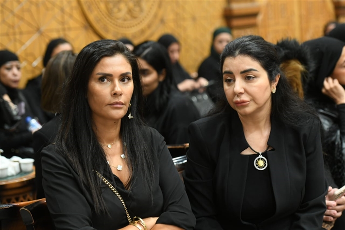 محمد سعد وعمرو سعد وميرفت أمين من بينهم ... نجوم الفن يقدمون واجب العزاء لمحمد رمضان في وفاة والده